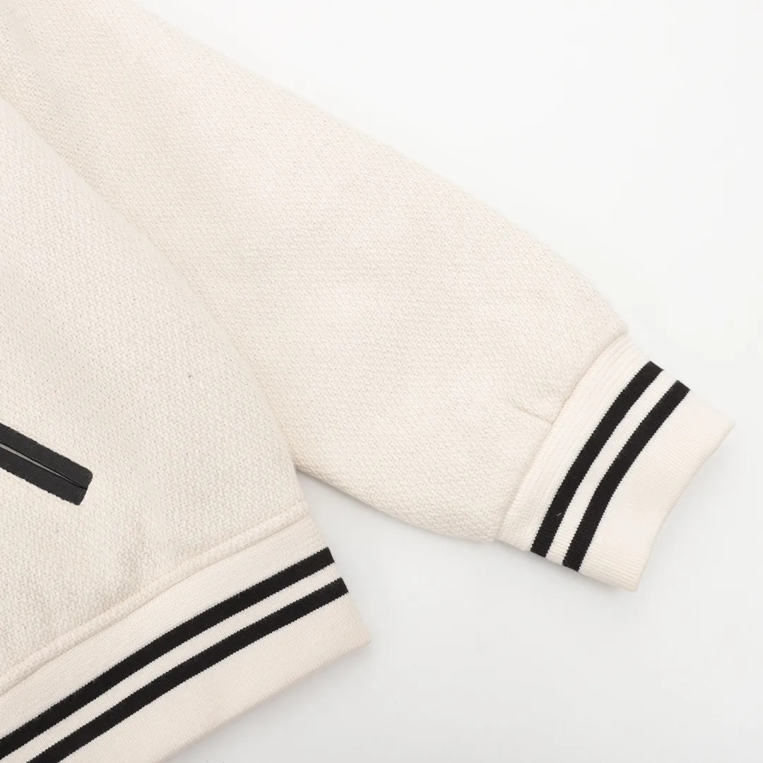 P710 Saint Laurent Paris/Saint Laurent Leather White Baseball Collar Jacket Note: The white baseball jacket cannot be washed. Black genuine leather will stain when exposed to water. Dry clean only! ! ! ! SLP's latest color matching off-white spliced ​​baseball jacket, baseball jacket, channel boutique, the most popular baseball jacket for trendy men and trendy women, available in all levels of the market (you must compare the details), the most powerful quality control, 7 years of production and research on baseball uniforms, exquisite details. With it, you are the most beautiful boy in the world. The paint-coated full-face four-button buckle (button with LOGO), the average weight of the fabric is nearly 900 grams, and it is made of wool + eyeliner blended, custom-woven and dyed wool with high color fastness. The lining is made of silky and delicate cupro fiber material. The lining pocket only has buttons on the right side! Size: 46*48*50*52
